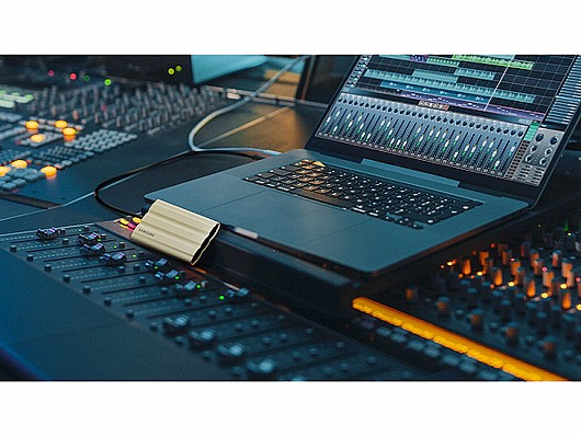 ���� SSD ������ Samsung Portable SSD T7 MU-PE1T0K/WW ������