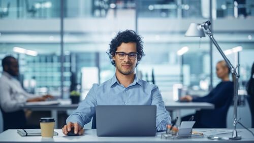 אדם נעזר במחשב נייד lenovo בעבודתו