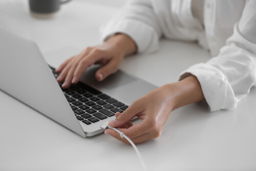 חיבור מטען למחשב נייד חיבור מטען למחשב נייד