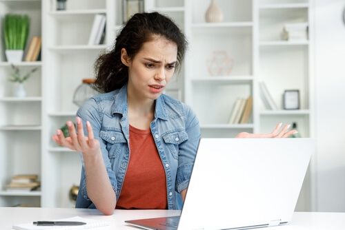 אישה מאוכזבת בגלל שהמחשב לא נדלק